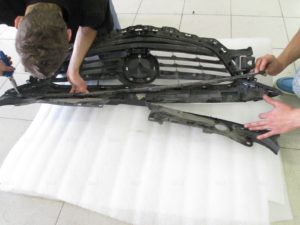 Ремонт креплений решетки радиатора автомобиля